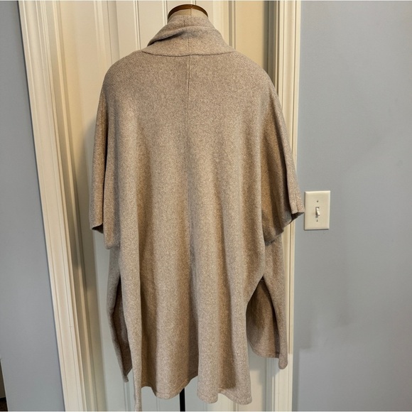 NEW Eileen Fisher Medium / Large Oatmeal Cream Kimono Cape Sweater - Picture 2 of 7